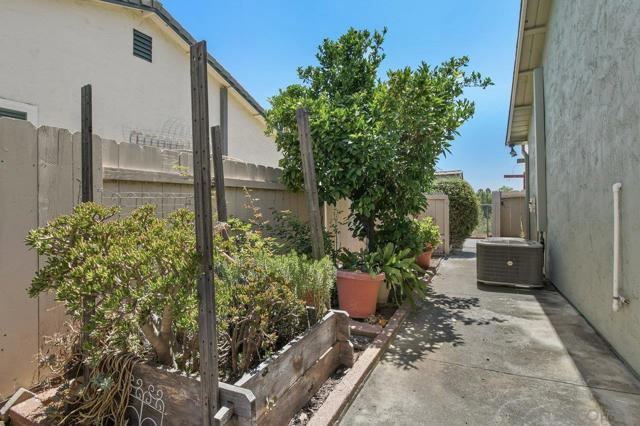 9633 Pebble Beach Dr, Santee CA: https://media.crmls.org/mediaz/24eba95d-26fb-4474-a4f8-d37f712dea85.jpg