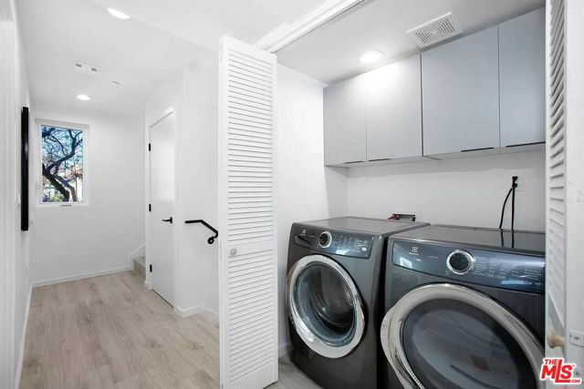 945 N Oxford Avenue, Los Angeles CA: https://media.crmls.org/mediaz/24ec55e1-1590-492e-8938-7f7b900cadb0.jpg