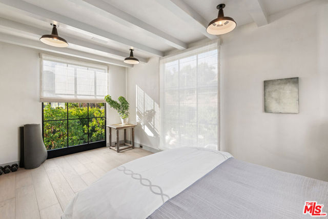 27218 Pacific Coast Highway, Malibu CA: https://media.crmls.org/mediaz/24ed635e-49ab-4225-8f9d-35dd108a9ff6.jpg