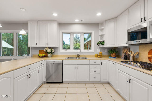 Detail Gallery Image 22 of 72 For 2735 Los Pinos Cir, Camarillo,  CA 93012 - 4 Beds | 2/2 Baths