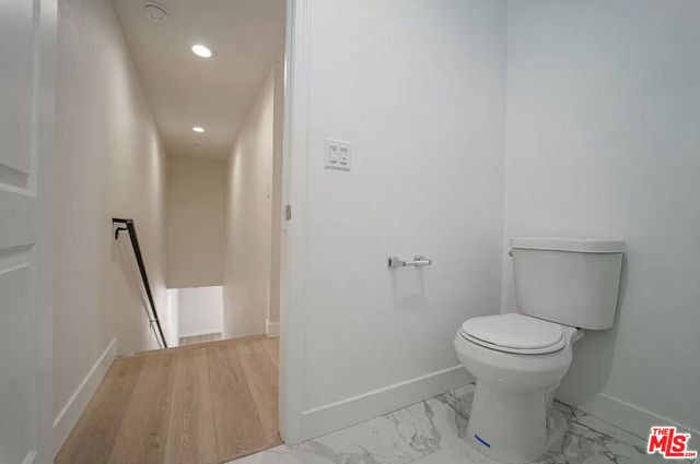 204 E 29th Street, Los Angeles CA: https://media.crmls.org/mediaz/24ef451a-d7c5-401a-8616-edd7397211d3.jpg