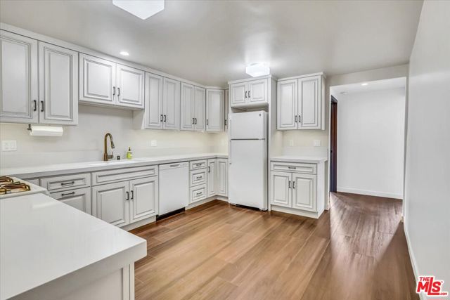 1915 Apex Avenue, Los Angeles CA: https://media.crmls.org/mediaz/24efba94-d01c-4956-9d9b-803872092c18.jpg