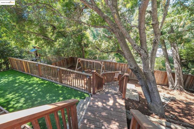 1301 Mountain Blvd, Oakland CA: https://media.crmls.org/mediaz/24effcb7-c3b5-4d1d-b18c-84afe38226ce.jpg