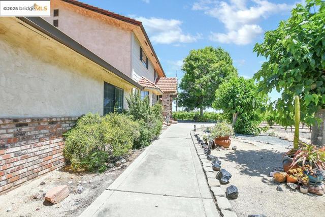 1000 Vintage Drive, Oakley CA: https://media.crmls.org/mediaz/24f0e1d0-eaa8-4069-ad0e-e9d1fa701180.jpg