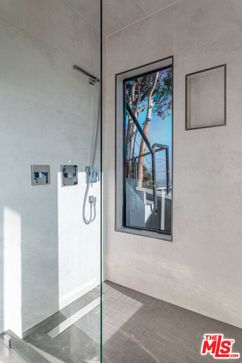 8424 Grand View Drive, Los Angeles CA: https://media.crmls.org/mediaz/24f10637-89d0-407c-aed0-d18e053389c7.jpg