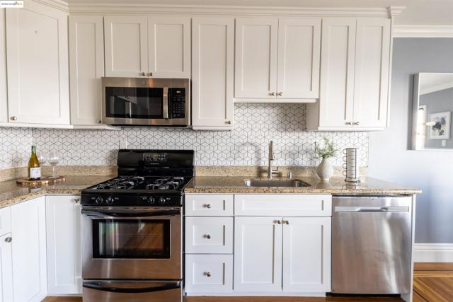 661 Peralta Ave Unit 3, San Francisco CA: https://media.crmls.org/mediaz/24f11129-abb4-4096-9636-5cfaf1aba5ad.jpg