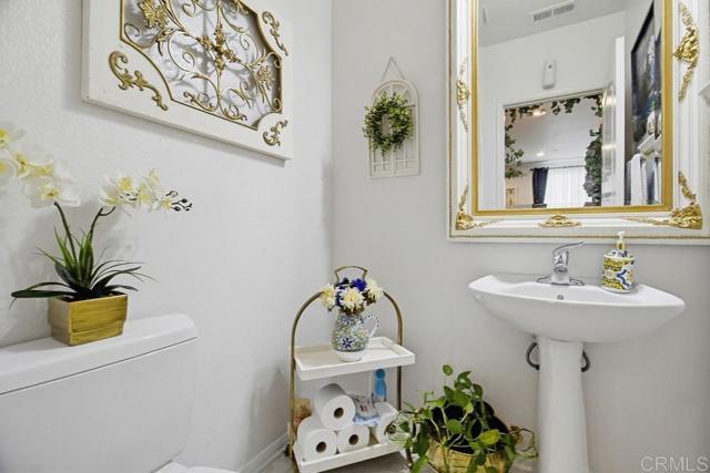 Detail Gallery Image 18 of 36 For 6133 Verda Ln, San Diego,  CA 92130 - 2 Beds | 2/1 Baths