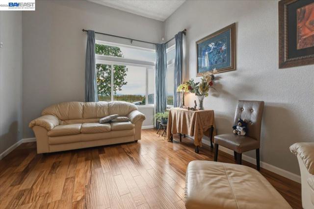 466 Crystalline Dr, Fremont CA: https://media.crmls.org/mediaz/24f20960-0f19-4546-a7d7-b80d362314be.jpg