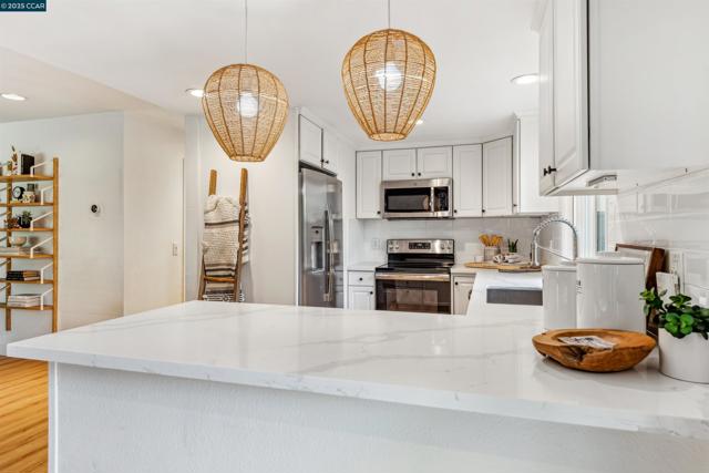 2877 Fountainhead Drive, San Ramon CA: https://media.crmls.org/mediaz/24f2af0d-044e-4751-bb28-d64b98deae8b.jpg