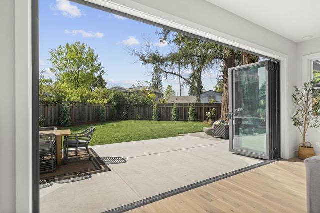 1303 American Way, Menlo Park CA: https://media.crmls.org/mediaz/24f2ff27-6b4d-4d5b-bb71-2542a0f91a49.jpg