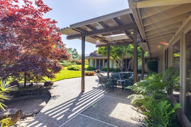 86 Belbrook Way, Atherton CA: https://media.crmls.org/mediaz/24f33bf6-6dcd-4b1a-9c6f-01c97eceb715.jpg