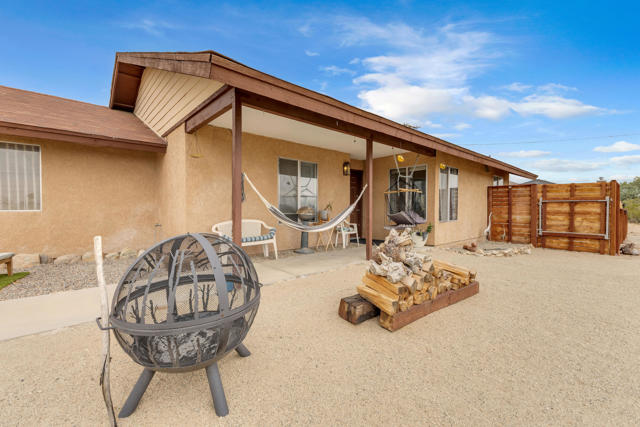 7412 Maude Adams Avenue, 29 Palms CA: https://media.crmls.org/mediaz/24f39cec-d537-48bc-9377-5484fecd03fe.jpg