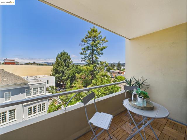 320 Lee St, Oakland CA: https://media.crmls.org/mediaz/24f3df29-1a92-445d-b3b2-9f7e6ca38bf2.jpg