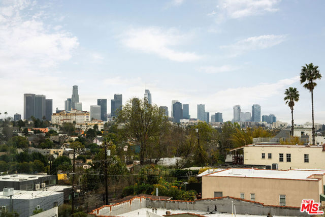 3375 Descanso Drive, Los Angeles CA: https://media.crmls.org/mediaz/24f419bf-ae98-4551-b328-a3ba9596141b.jpg