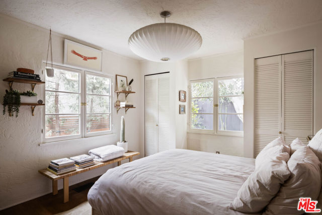 1012 Superba Avenue, Venice CA: https://media.crmls.org/mediaz/24f50e3f-9d13-44b0-9a74-b5458b9f8926.jpg
