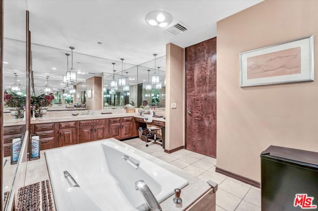 300 N Swall Drive, Beverly Hills CA: https://media.crmls.org/mediaz/24f71bdf-0b17-4e51-93e0-fb0e314562ff.jpg