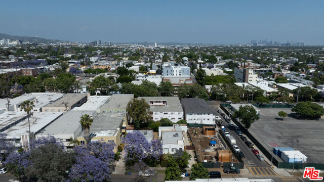 1010 N Edinburgh Avenue, West Hollywood CA: https://media.crmls.org/mediaz/24f72e1b-45b2-4bba-9c10-152d1373a194.jpg