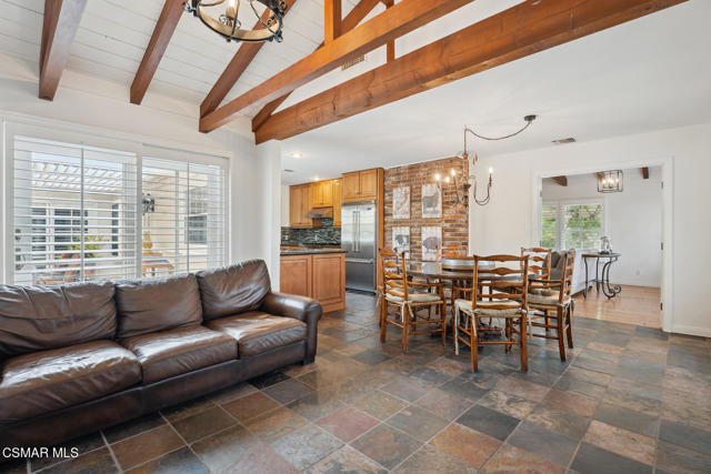 566 Rancho Road, Thousand Oaks CA: https://media.crmls.org/mediaz/24f7ff04-0dd5-41cd-95ad-f36e31aa5f31.jpg