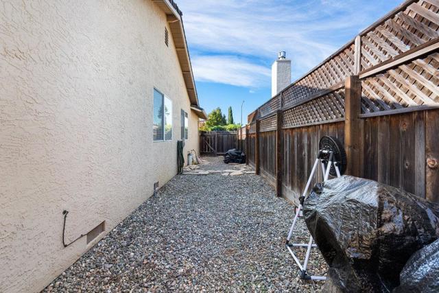 1091 Nez Perce Drive, Hollister CA: https://media.crmls.org/mediaz/24f94e41-d8dd-4c23-9bab-3524cb0765d4.jpg