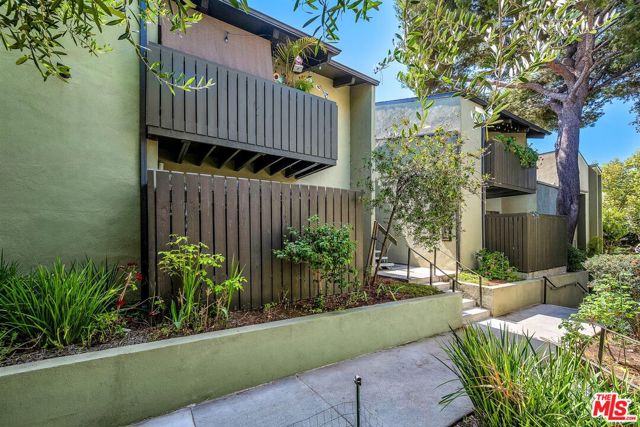 4818 Hollow Corner Road, Culver City CA: https://media.crmls.org/mediaz/24f95769-cda9-4261-85da-48808e4e38b8.jpg