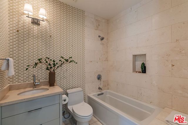 116 S Carmelina Avenue, Los Angeles CA: https://media.crmls.org/mediaz/24f961e9-2e7b-48d1-be50-9d13edfc3895.jpg