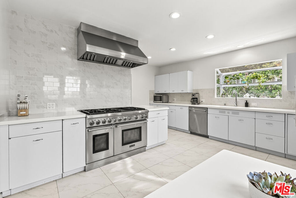 https://media.crmls.org/mediaz/24fa52af-1eeb-4519-b1f7-2b47413a8fc3.jpg?preset=X-Large