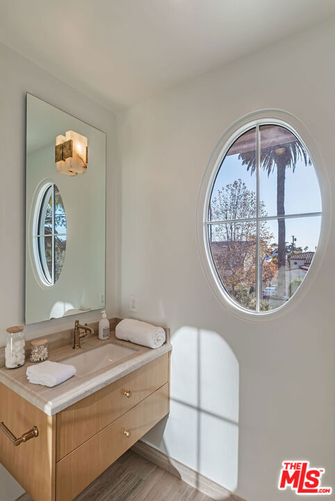 409 21st Street, Santa Monica CA: https://media.crmls.org/mediaz/24fac85a-72eb-4182-959e-9593690124a3.jpg