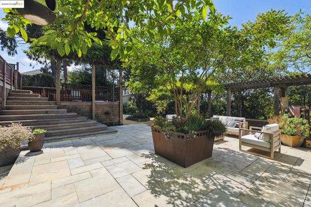 1015 Warfield Ave, Oakland CA: https://media.crmls.org/mediaz/24fb053c-656f-4376-a76a-f52f601e6cee.jpg