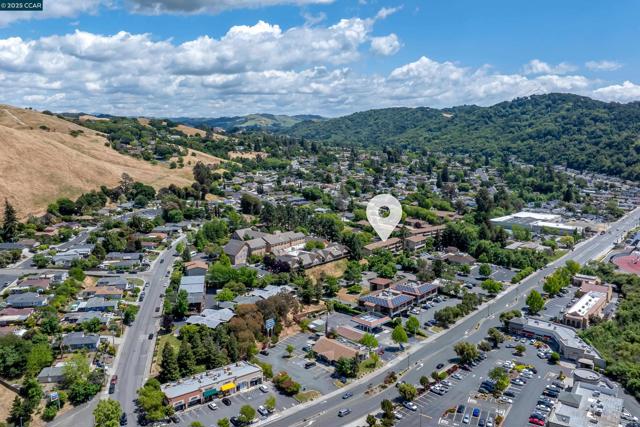 2345 Paloma Ct, Pinole CA: https://media.crmls.org/mediaz/24fc79b0-8afe-4d74-a2b3-dc7f5420a478.jpg