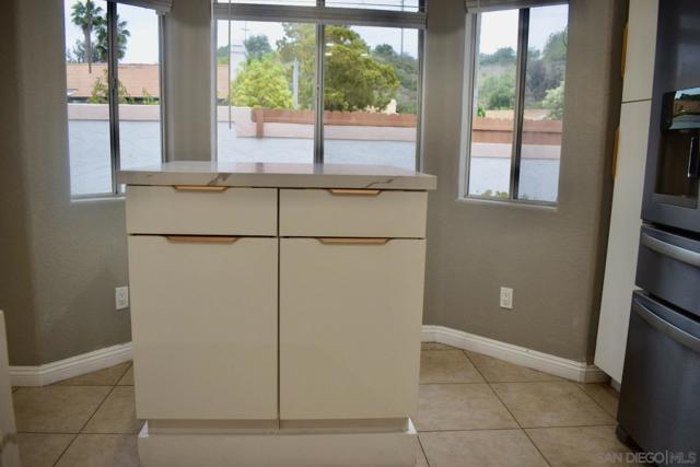 2206 Luz Way, Oceanside CA: https://media.crmls.org/mediaz/24fd8c14-f94e-4818-9256-fcdca5ca8bf8.jpg