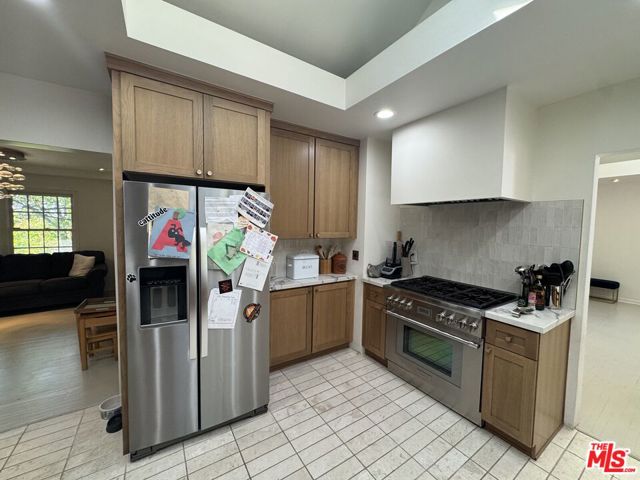 1348 Londonderry Place, Los Angeles CA: https://media.crmls.org/mediaz/24fdcd23-9acc-493e-ad49-78b551ab10f1.jpg
