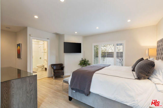 3839 Marcasel Avenue, Los Angeles CA: https://media.crmls.org/mediaz/24fe0ccb-df31-48f1-a81d-c12cd0eef8f3.jpg