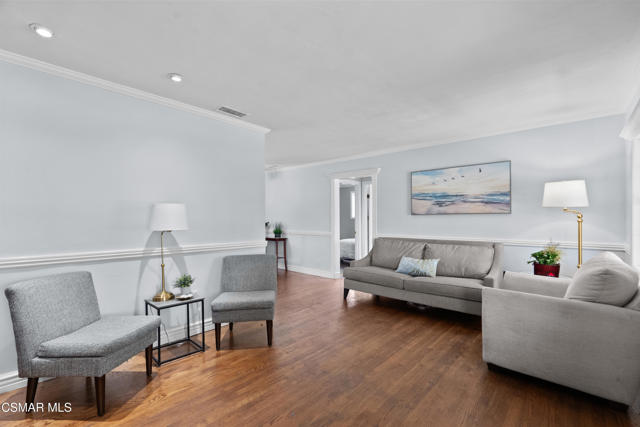 623 E Fairmount Road, Burbank CA: https://media.crmls.org/mediaz/24fe29ab-9d44-4652-aac9-c378a3a75ac8.jpg