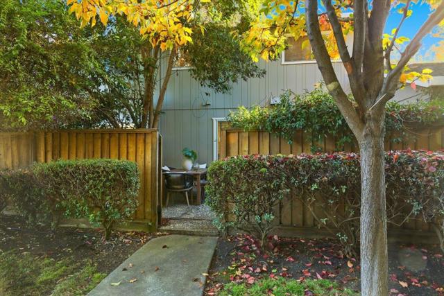 1542 Canna Court, Mountain View CA: https://media.crmls.org/mediaz/24fe6603-a96f-47b4-9408-4775b3982b88.jpg