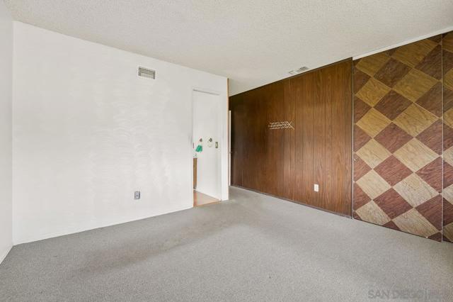 152 Leoma Ln, Chula Vista CA: https://media.crmls.org/mediaz/24fec3fa-ad41-4283-8386-cda4e93e4310.jpg