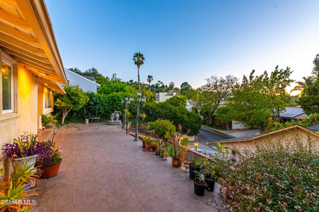4148 Camino De La Cumbre, Sherman Oaks CA: https://media.crmls.org/mediaz/24ff538a-8847-44aa-a836-f963eea715ac.jpg