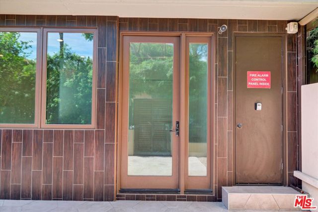 1249 N Formosa Avenue, West Hollywood CA: https://media.crmls.org/mediaz/250054e3-6dc0-4281-aead-738f9b054abb.jpg