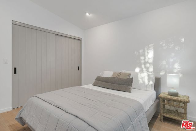 8400 Edwin Drive, Los Angeles CA: https://media.crmls.org/mediaz/2500abf1-b335-473d-ba1c-021abc6192e2.jpg