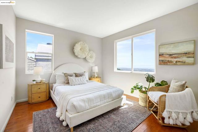 661 Via Rialto, Oakland CA: https://media.crmls.org/mediaz/2500f418-6ded-4334-b70d-6002b09200a3.jpg