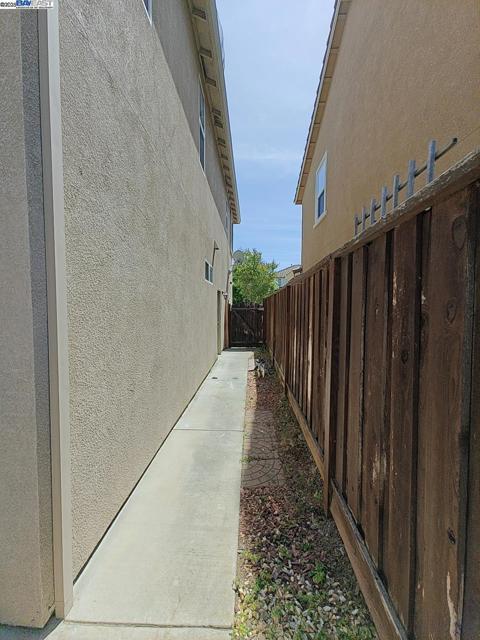 7283 Abbey Dr, Vallejo CA: https://media.crmls.org/mediaz/25010101-85c8-43e6-b07c-b1e84acd37cf.jpg