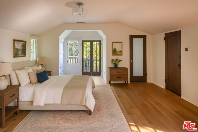 3756 Effingham Place, Los Angeles CA: https://media.crmls.org/mediaz/25011813-56cf-416e-89d2-f5d6858855bf.jpg