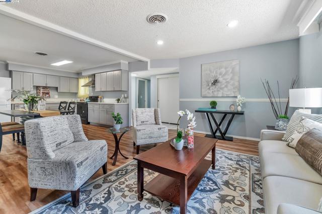 6013 Green Glen Way, Sacramento CA: https://media.crmls.org/mediaz/250191d4-93f3-444d-a078-61b477121511.jpg