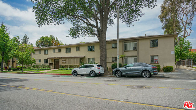 275 S Marengo Avenue, Pasadena CA: https://media.crmls.org/mediaz/2501c5db-4c41-4bb2-81b9-20d473971d15.jpg