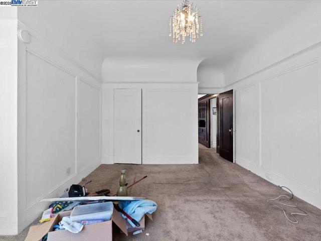 1013 Chestnut St, Oakland CA: https://media.crmls.org/mediaz/2502361b-8c04-4c2a-8675-380dc492004a.jpg