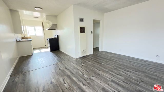 975 S Kingsley Drive, Los Angeles CA: https://media.crmls.org/mediaz/25027aec-2e61-40fd-b143-dbb245bc8df5.jpg