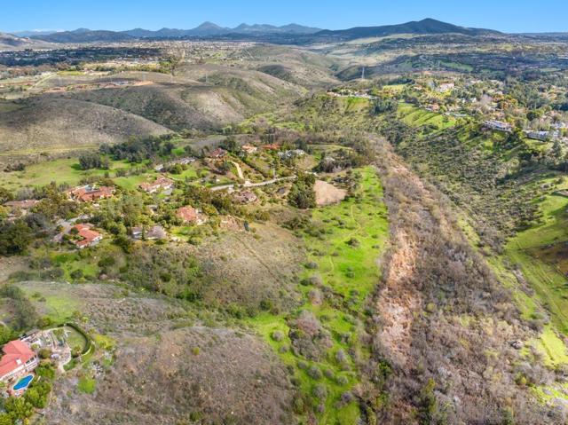 16574 Zumaque, Rancho Santa Fe CA: https://media.crmls.org/mediaz/250350e6-6e3b-4064-be4b-96a5cae82a15.jpg