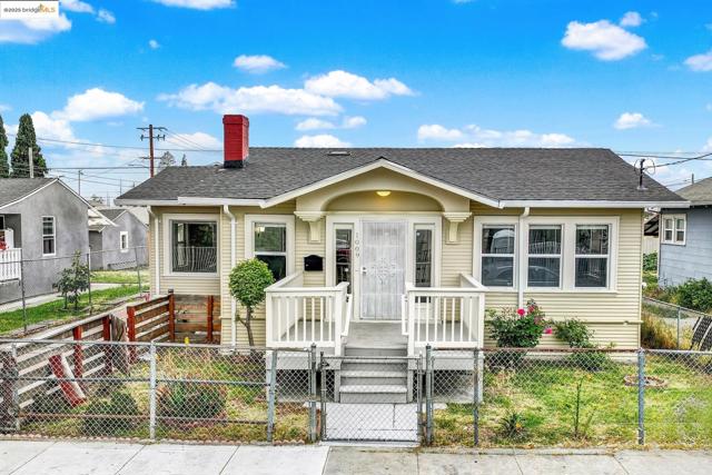1009 106Th Ave, Oakland CA: https://media.crmls.org/mediaz/2503528b-9f90-4f72-9ac8-a77927026631.jpg