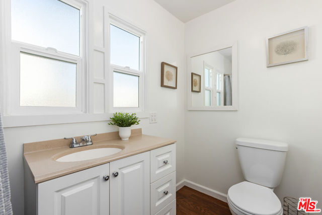 811 E Nutwood Street, Inglewood CA: https://media.crmls.org/mediaz/25039da0-e0c8-4ae4-b371-cdefd98030b0.jpg