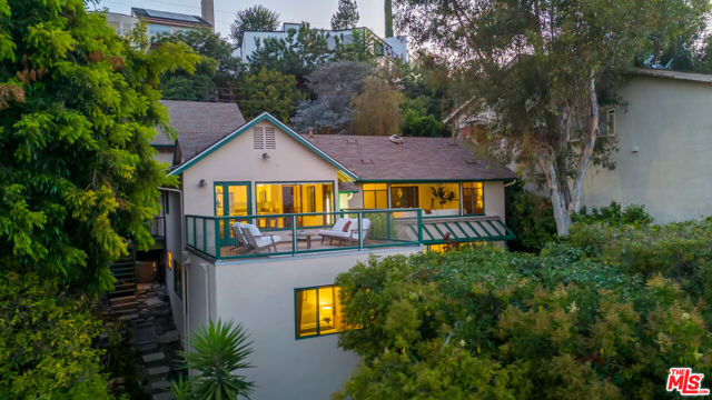 13451 Cheltenham Drive, Sherman Oaks CA: https://media.crmls.org/mediaz/250428a5-2662-4e23-bfb9-ede2c110180b.jpg