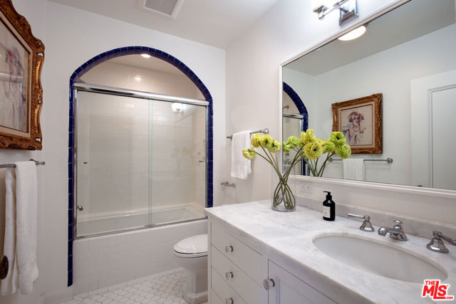 703 Walden Drive, Beverly Hills CA: https://media.crmls.org/mediaz/25058f32-ba08-400b-89e0-04c4739cd18b.jpg